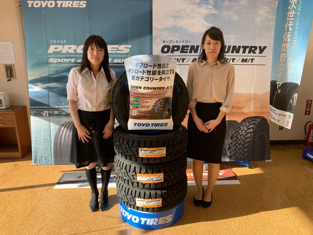 TOYO TIRES の展示の前に立つ社員