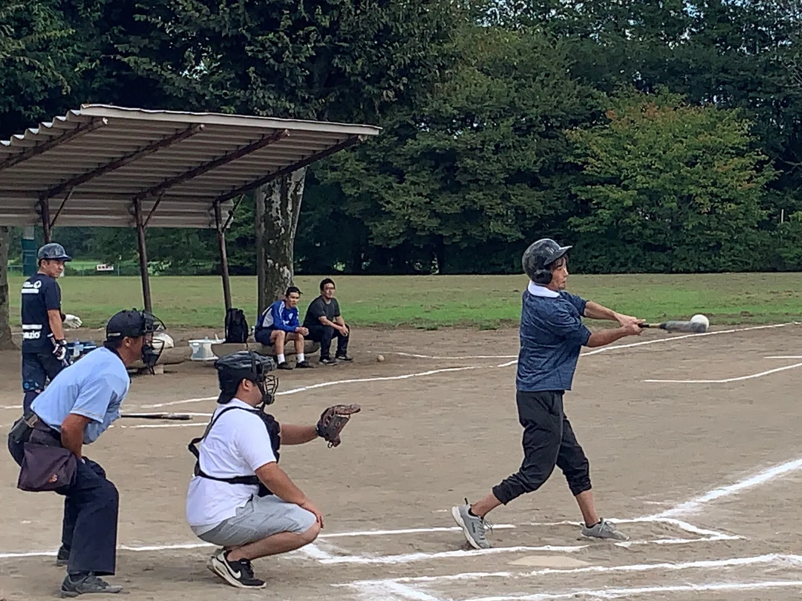 ソフトボール大会で打席に立つ社員
