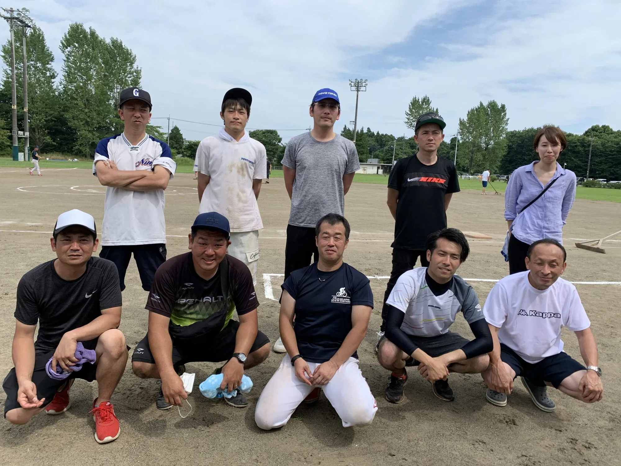 ソフトボール大会に出場した社員の集合写真