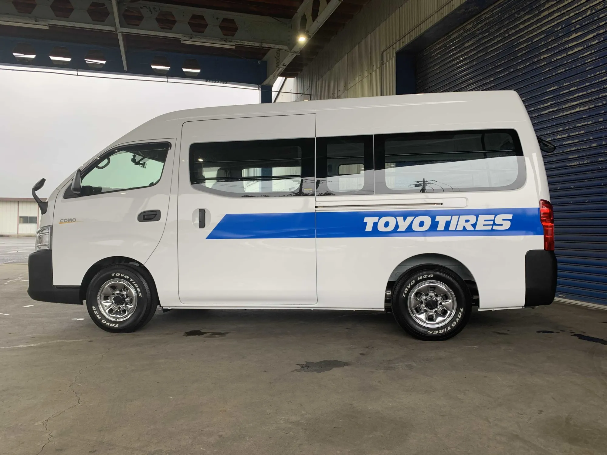 TOYO TIRES のロゴが入った配送用のバン