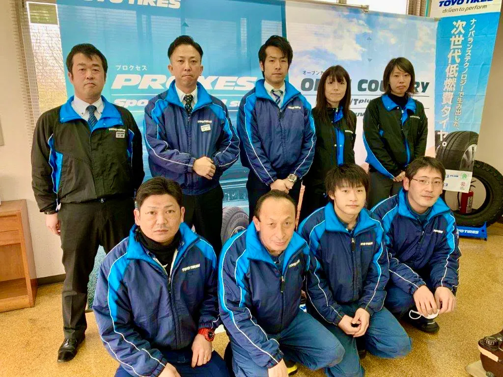 TOYO TIRES のジャンパーを着て並ぶ社員
